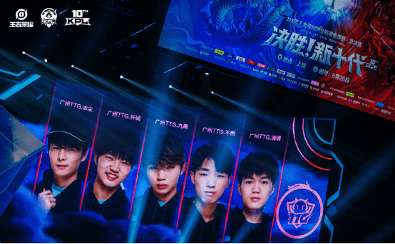 逐渐蜕变为 逐渐蜕变为